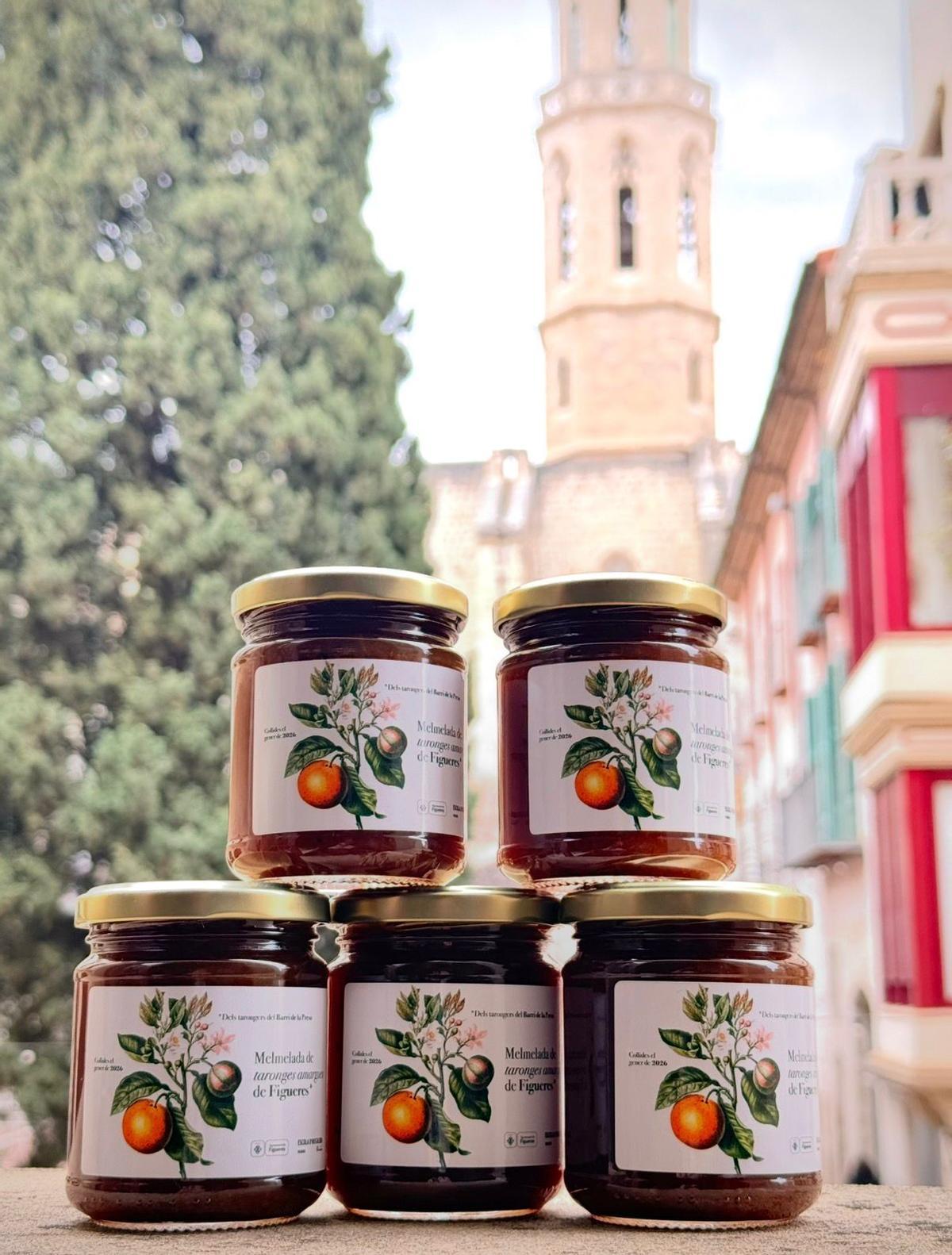 Els nous pots de melmelada amb el campanar de Sant Pere al fons