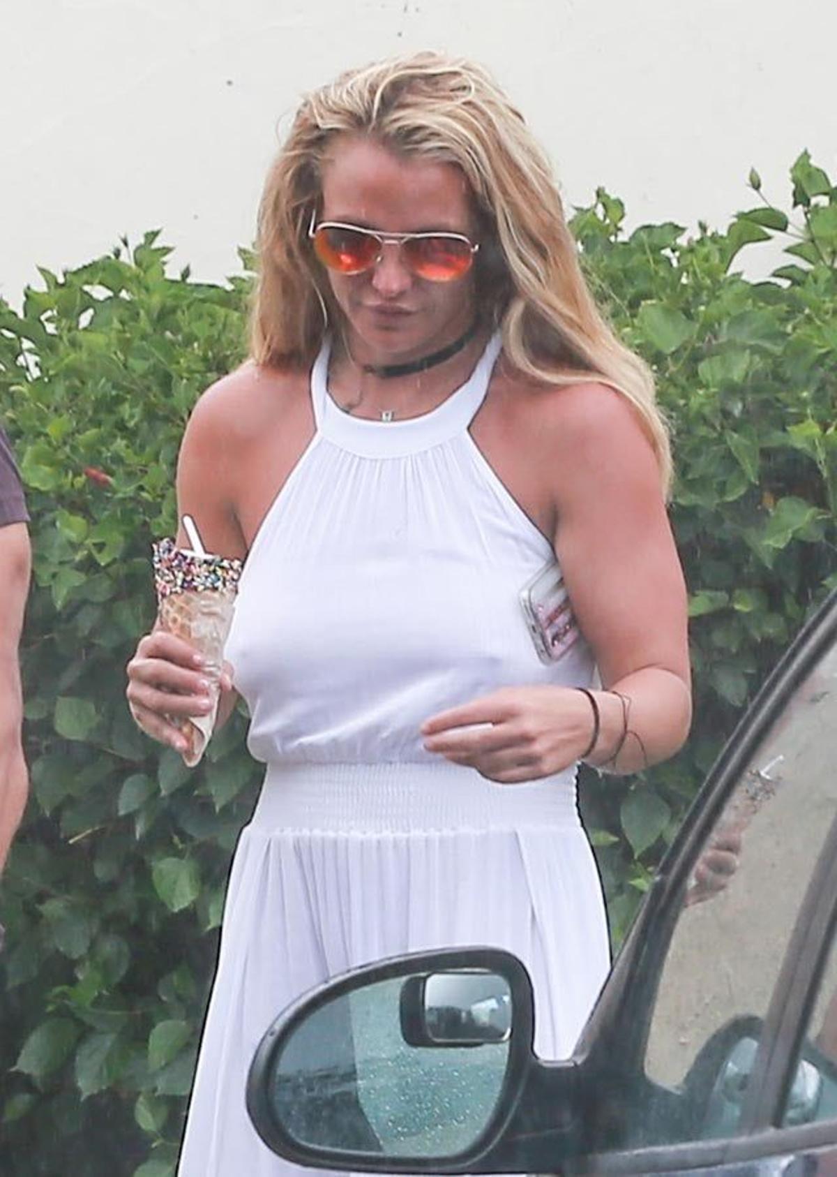 Britney Spears, con un vestido blanco en Hawa