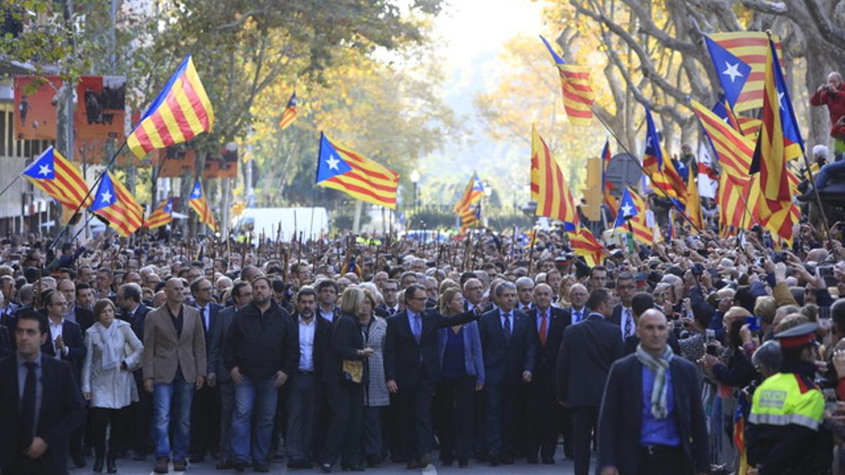 Mas, arropado por el Govern y alcaldes, saluda a la llegada al TSJC, en el paseo Lluís Companys.