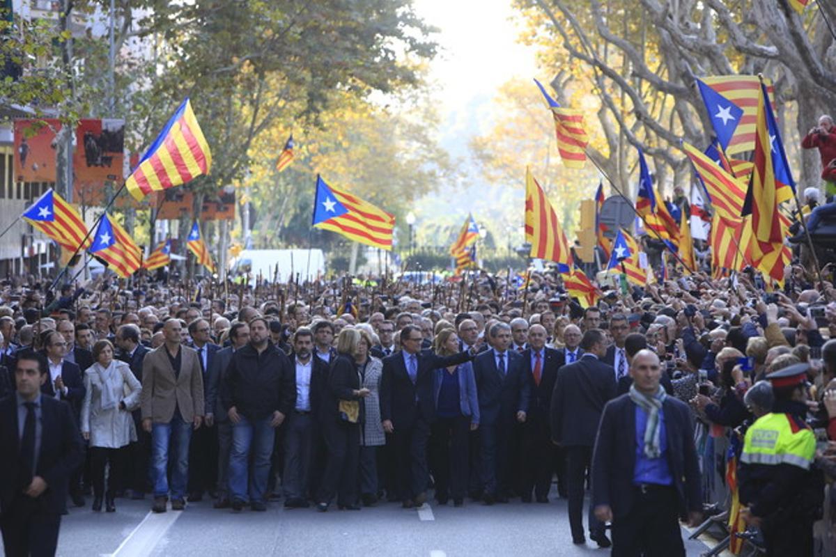 Mas, acompanyat pel Govern i alcaldes, saluda a l’arribar al TSJC, al passeig Lluís Companys.