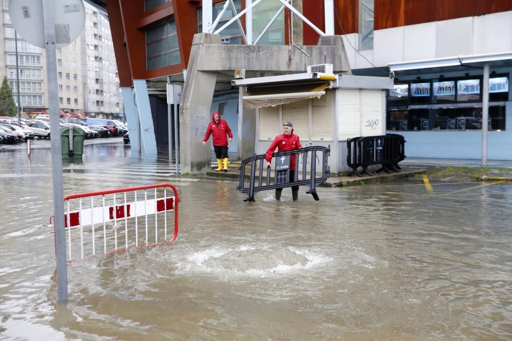 La intensa lluvia dejó balsas en las calles de Vigo