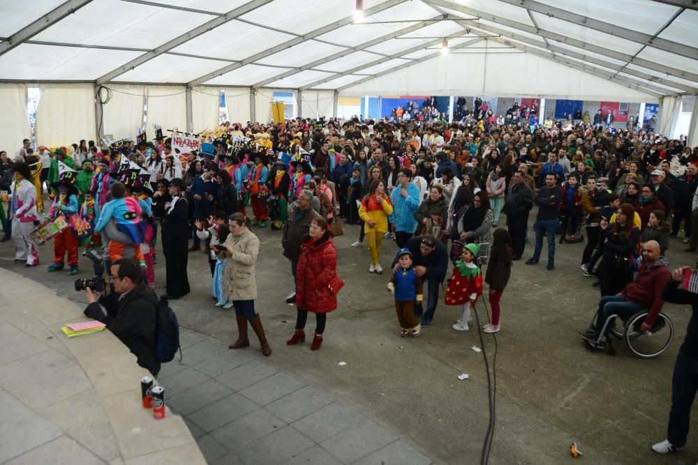 Cientos de personas llenan la carpa del paseo para asistir al pregón de la agrupación "Cada un que se safe" y para presenciar el primer festival de comparsas del año