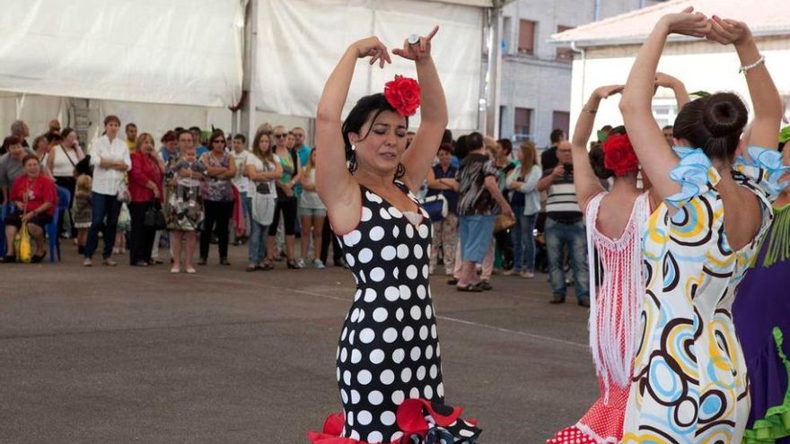 El grupo &quot;Aires de Triana&quot;, durante su actuación.