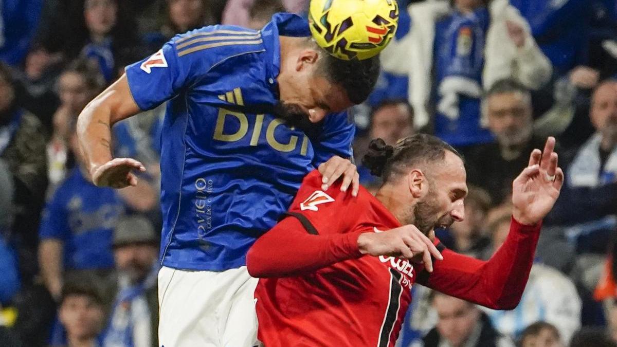 Muriqi pelea un balón contra un jugador del Oviedo.