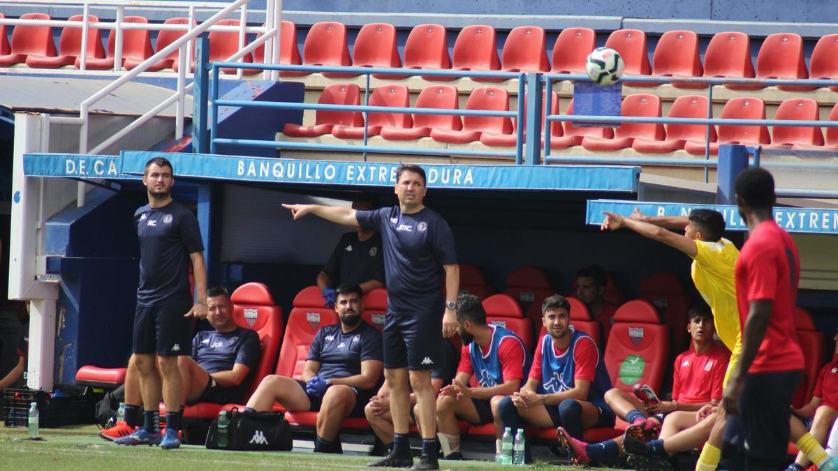 José María Cidoncha, dirigiendo al CD Extremadura en esta pretemporada