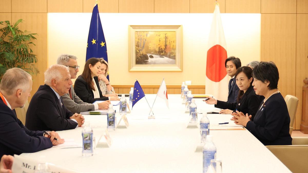 El Ministro de Asuntos Exteriores japonés, Yoko Kamikawa (R), habla durante una reunión bilateral con el Jefe de Política Exterior de la Unión Europea, Josep Borrell (I), en las oficinas del Ministerio de Asuntos Exteriores en Tokio, Japón, el 8 de noviembre de 2023.