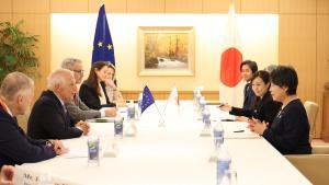 El Ministro de Asuntos Exteriores japonés, Yoko Kamikawa (R), habla durante una reunión bilateral con el Jefe de Política Exterior de la Unión Europea, Josep Borrell (I), en las oficinas del Ministerio de Asuntos Exteriores en Tokio, Japón, el 8 de noviembre de 2023.