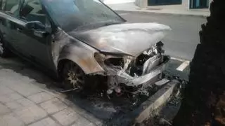 Arde el coche de la exalcaldesa de Ingenio Ana Hernández en su casa