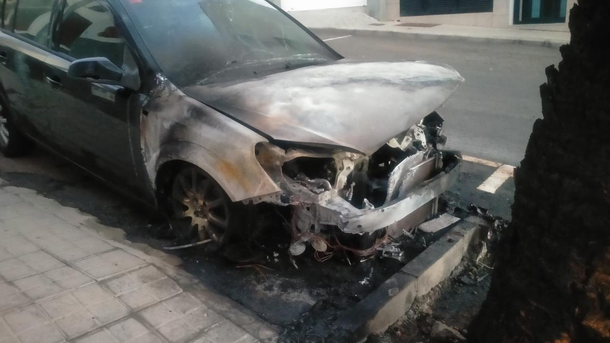 Arde el coche de la excaladesa de Ingenio.