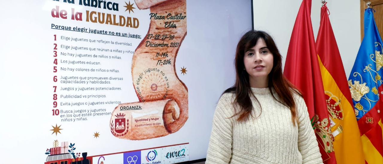 La concejala Alba García presentando la campaña de Igualdad en Navidad.