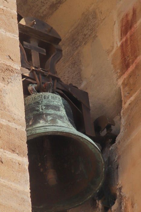 Imágenes de los campanarios de Santiago el Mayor, Catedral y Nuestra Señora de Monserrate en Orihuela y San Martín de Callosa. El Consell ha protegido como BIC sus campanas góticas.