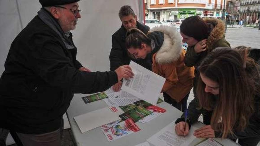 Campaña de recogida de firmas en la Plaza de Galicia. // Iñaki Abella