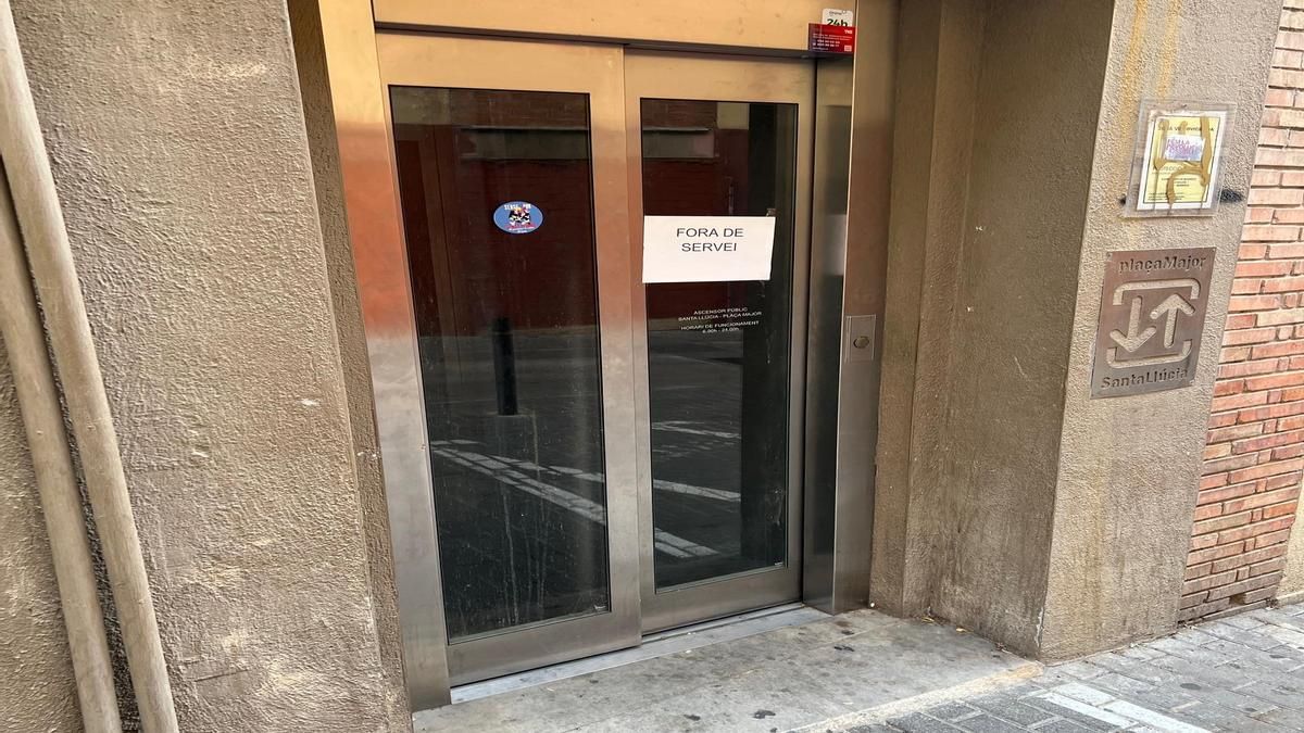 L'ascensor per la banda del carrer de Santa Llúcia amb el cartell de 'Fora de servei'
