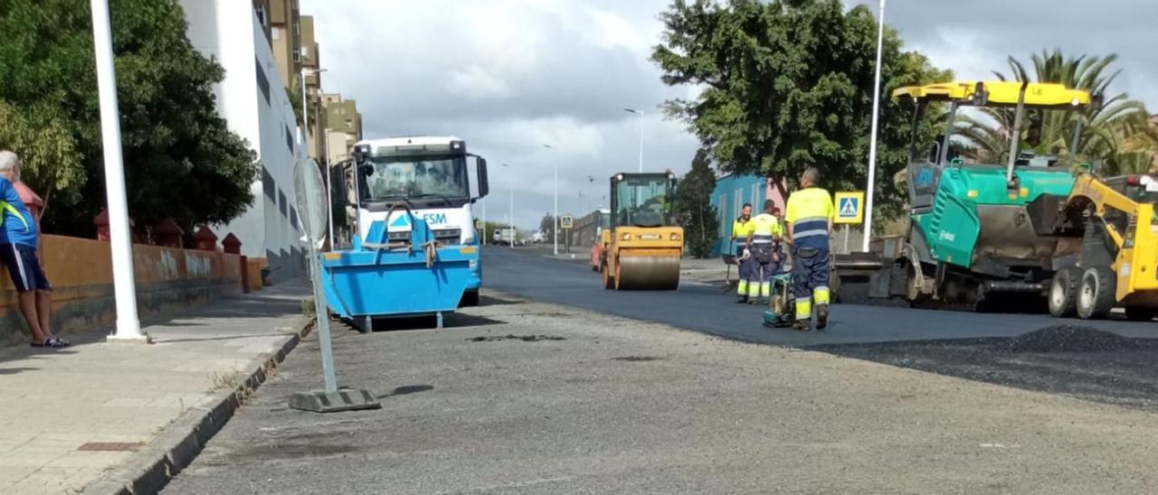 Trabajos de repavimentación en la calle Fernando Sagaseta, en Jinámar. Los márgenes de la vía han quedado sin asfaltar. | | LP/DLP