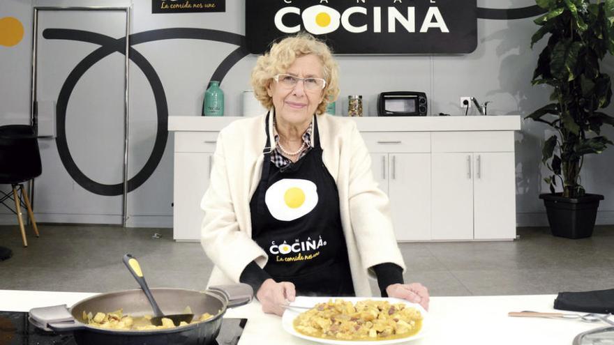 Manuela Carmena con su pollo al curry. // Efe