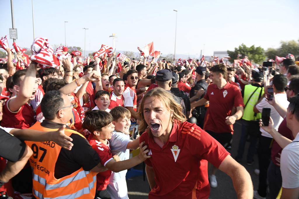 Recibimiento de la afición al Real Murcia antes del partido ante el Nástic