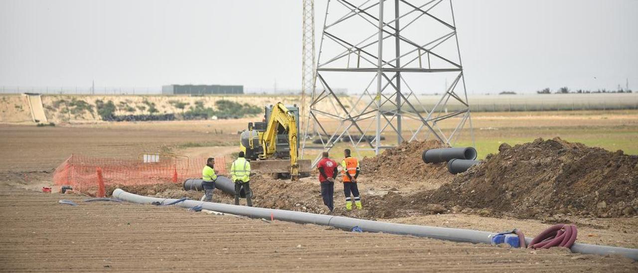 Operarios, ayer, en la obra de las balsas que eliminarán nitratos del agua del Albujón.