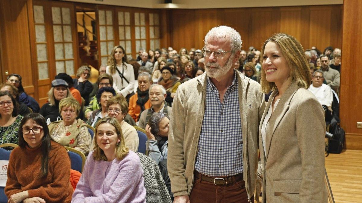 Silvia Intxaurrondo (d.) y Jesús A. Núñez Villaverde, ayer, antes de la presentación.