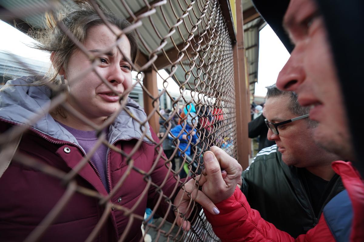 Una mujer rota de dolor en la estación de tren de Przemysl, cerca de la frontera entre Ucrania y Polonia.