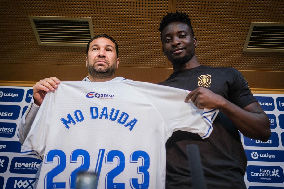 Cordero y Mo Dauda en la presentación del jugador en el Tenerife.
