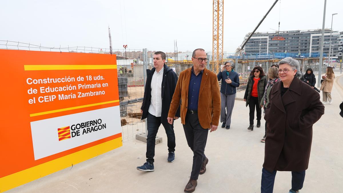 El consejero de Educación Felipe Faci, esta mañana, en su visita a las obras del CEIP María Zambrano.