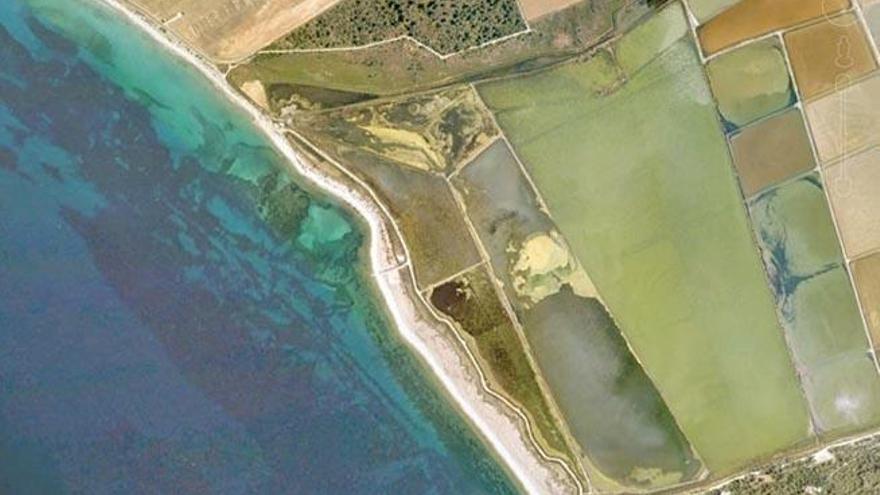 Vista aérea de los estanques salineros cercanos a la playa de es Codolar.