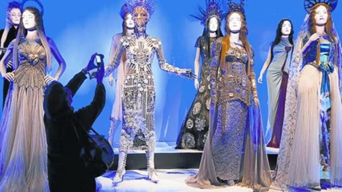 Arriba y en la silueta, varios diseños de Gaultier, expuestos en la muestra del Grand Palais de París.