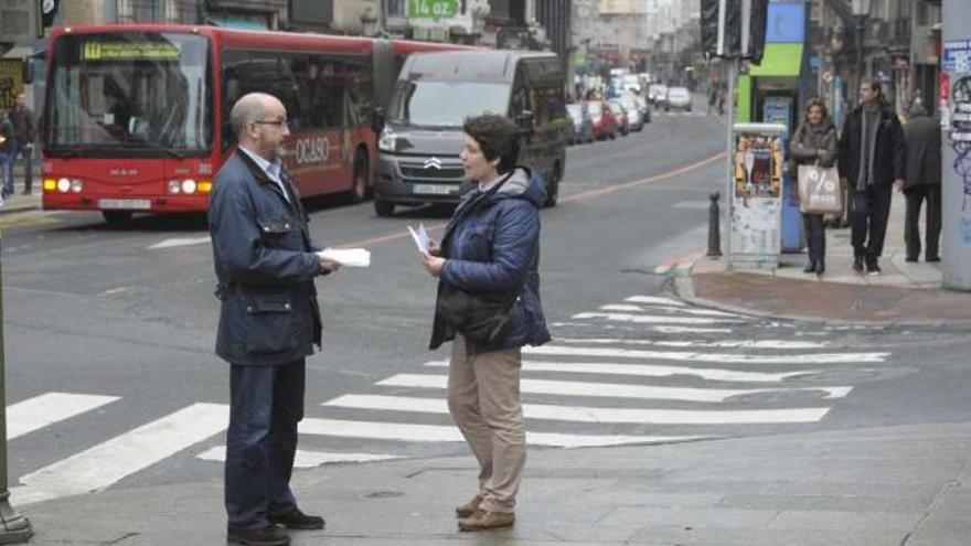 Xan Caxigal y Ermitas Valencia, ayer, en la calle San Andrés. / víctor echave