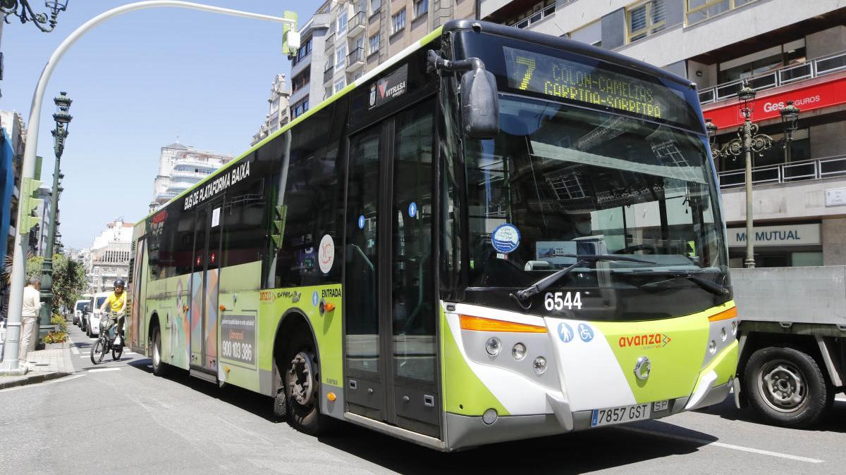 Un autobús de Vitrasa circula por el centro de Vigo.