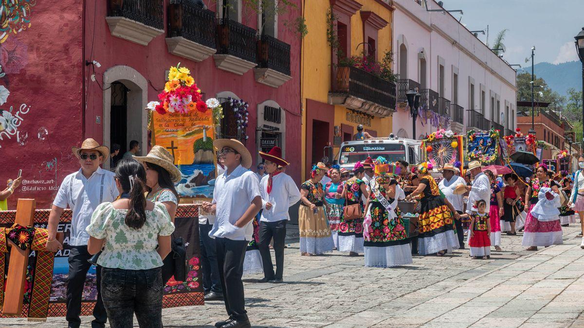 Las fiestas y tradiciones populares forman parte esencial del viaje por México, especialmente en ciudades como Oaxaca.