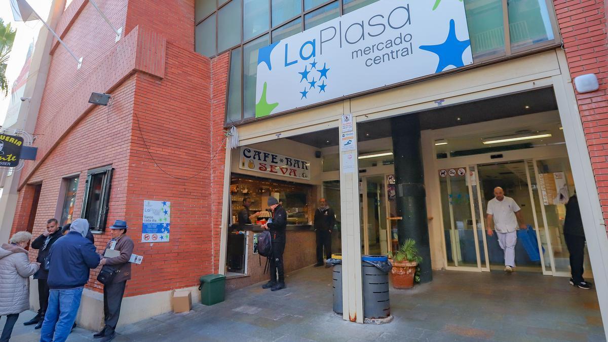 Acceso principal al mercado de Abastos en La Plasa desde la calle Joaquín Chapaprieta