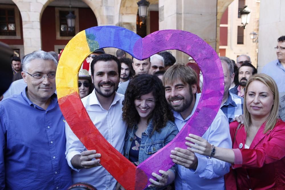 Alberto Garzón en un mitin de Unidos Podemos en la Plaza Mayor de Gijón