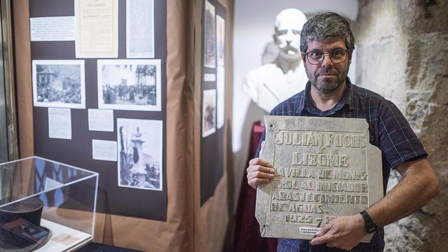 David Blasco, amb la placa a la memòria de Julià Fuchs - Oscar Bayona