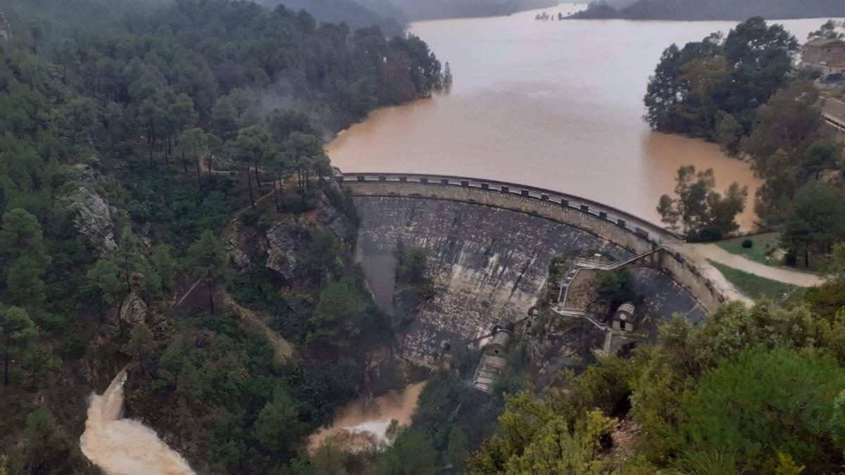 El pantano de Buseo en Chera ha abierto sus compuertas para reducir la cantidad de agua embalsada