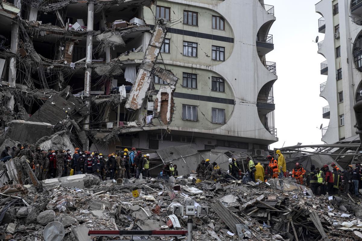 Diyarbakir (Turkey), 06/02/2023.- Emergency personnel search for victims at the site of a collapsed building after an earthquake in Diyarbakir, southeast of Turkey, 06 February 2023. According to the US Geological Service, an earthquake with a preliminary magnitude of 7.8 struck southern Turkey close to the Syrian border. The earthquake caused buildings to collapse and sent shockwaves over northwest Syria, Cyprus, and Lebanon. Hundreds of people have died and more than seven thousand have been injured in Turkey, according to AFAD, Turkish Disaster and Emergency Management Presidency. (Terremoto/sismo, Chipre, Líbano, Siria, Turquía, Estados Unidos) EFE/EPA/REFIK TEKIN