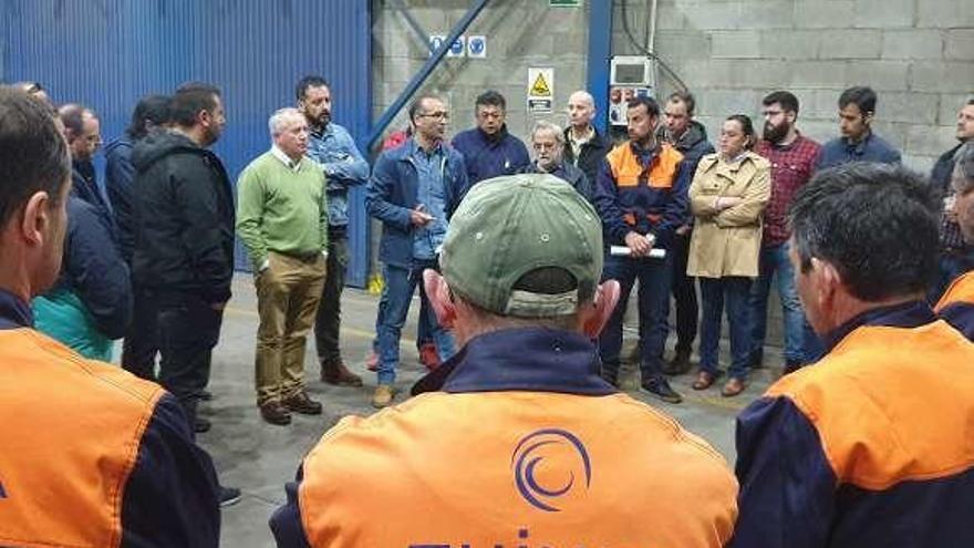 Damián Manzano, al fondo en el centro, dirigiéndose a los trabajadores.