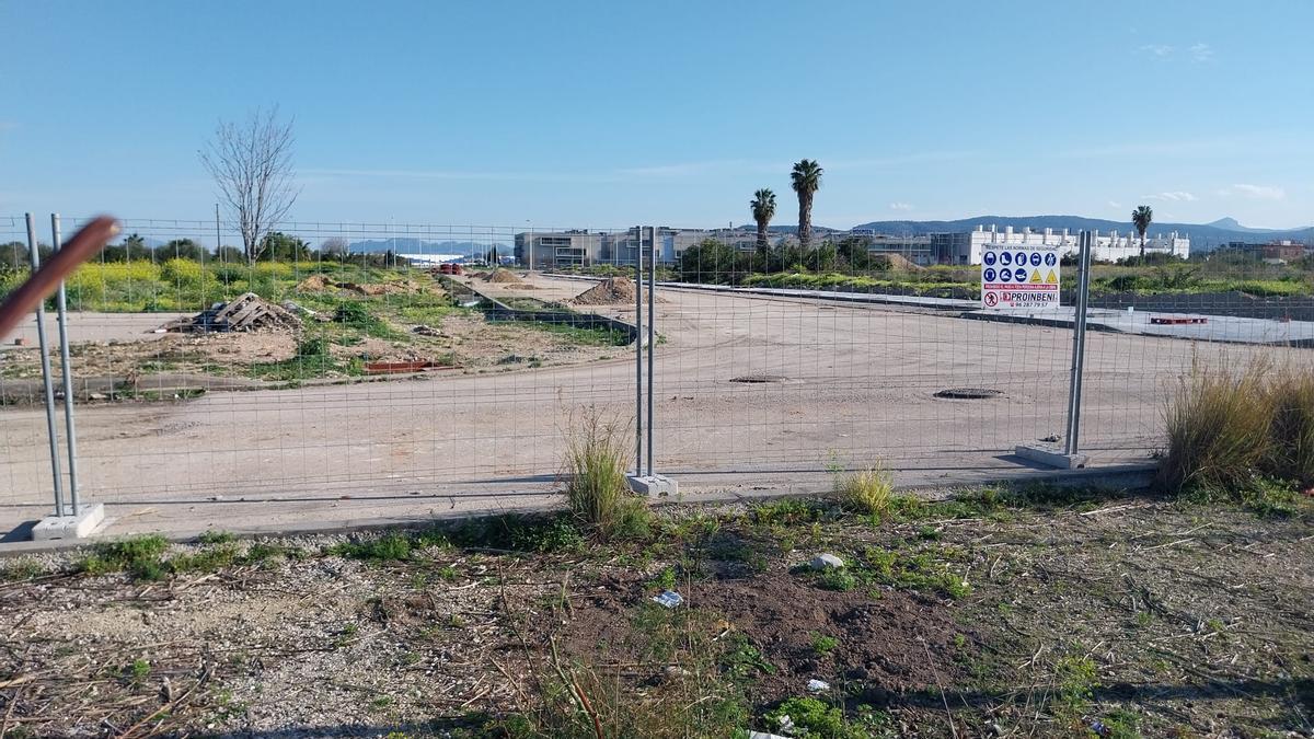 Las obras de urbanización del polígono de Sanxo Llop, en Gandia, con el hospital comarcal al fondo. Detrás se encuentra el término de Bellreguard.