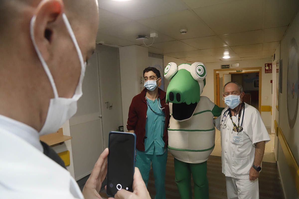 La visita del Córdoba CF al Hospital Reina Sofía en imágenes