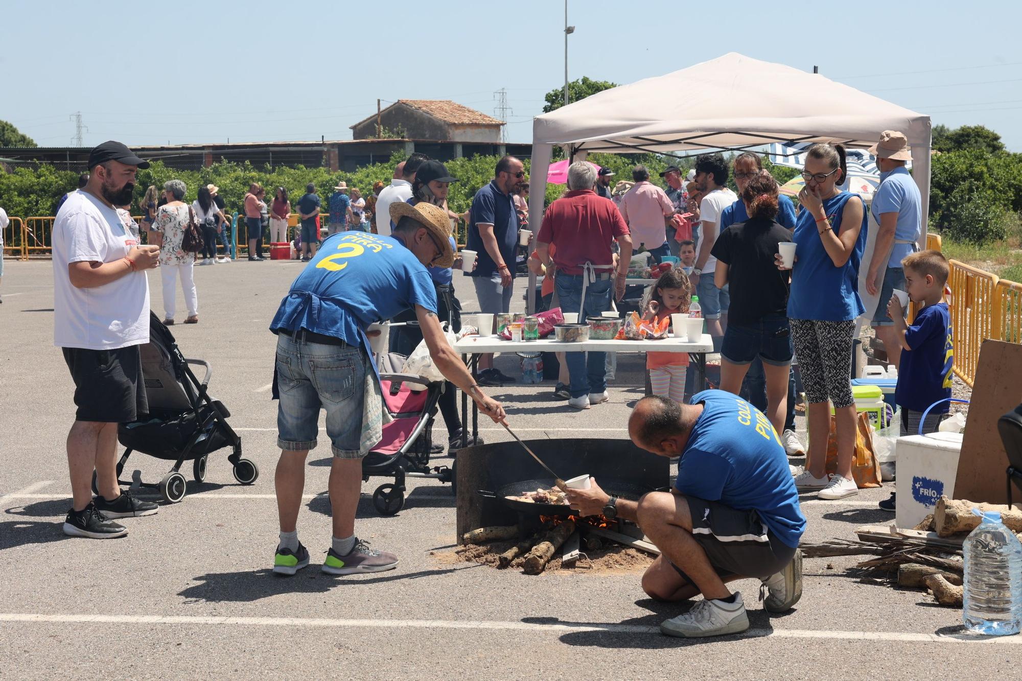 Mil trescientos castellonenses disfrutan del sol y las paellas en el Segon Molí