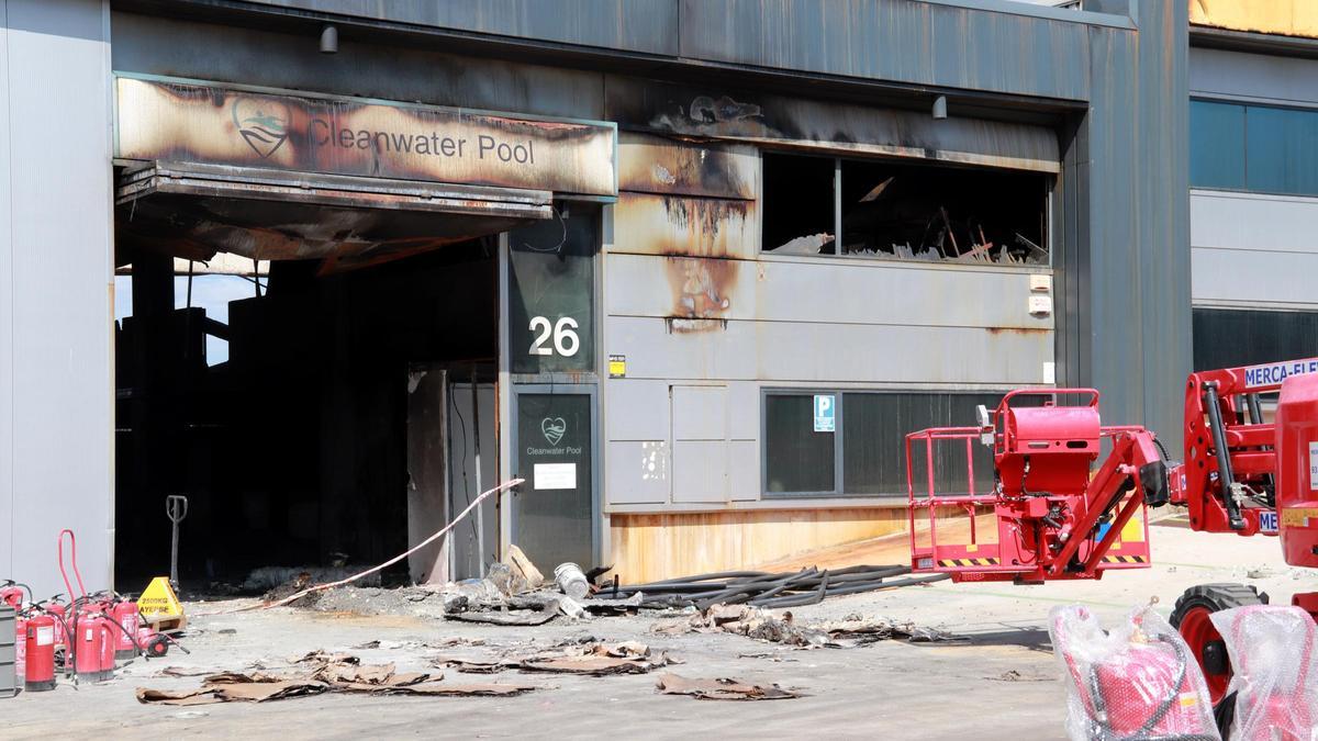 Imagen de la nave industrial de Vilanova calcinada tras el fuego