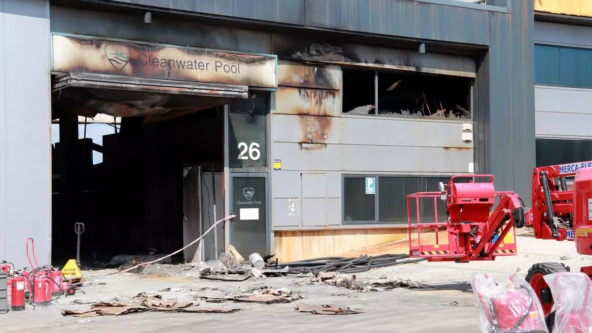 Los bomberos dan por extinguido el incendio en una nave química de Vilanova i la Geltrú