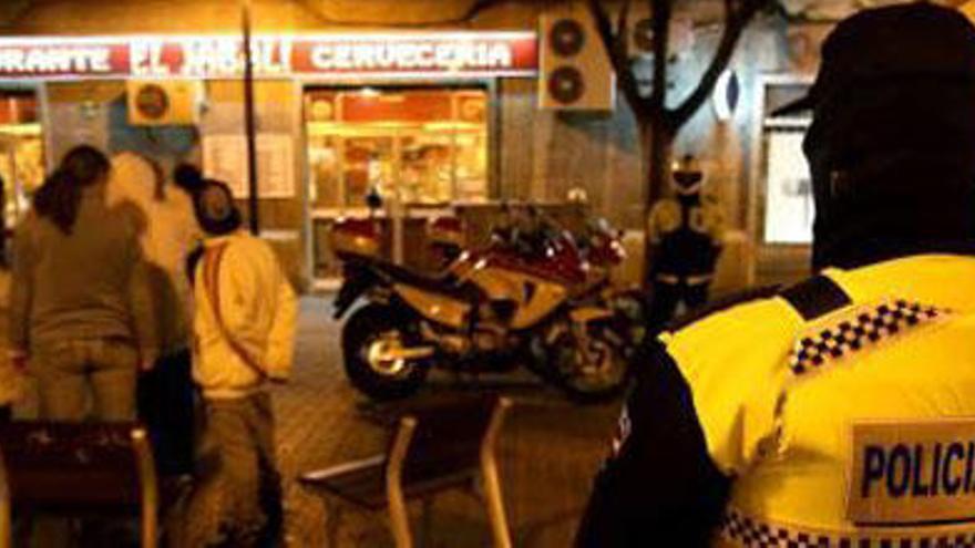 Agentes del Grup d´Actuació Preventiva (GAP) de la Policía Local de Palma, durante una intervención.