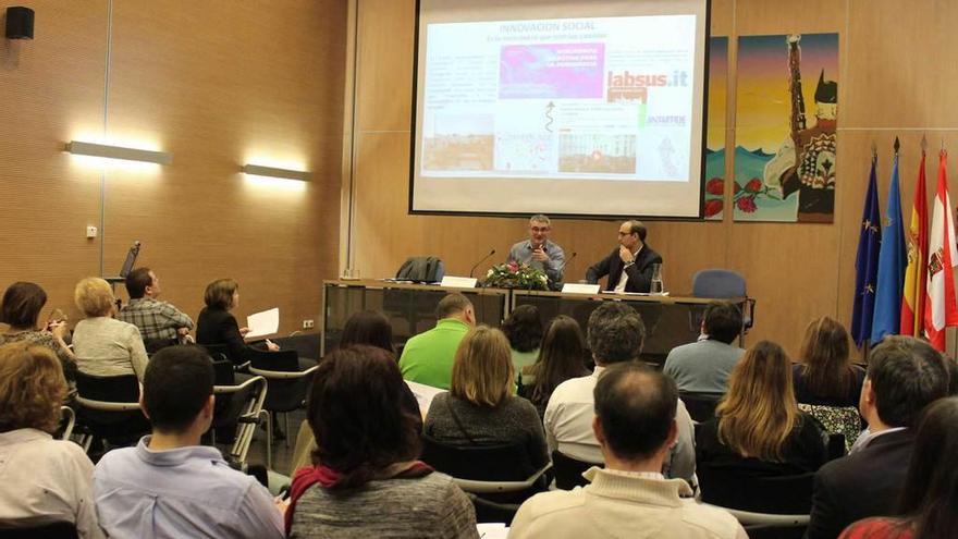 Antonio Díaz Méndez, a la izquierda en la mesa con Ángel Daniel Martín, ayer, durante la primera ponencia del I Encuentro municipal de participación ciudadana celebrado en Candás.