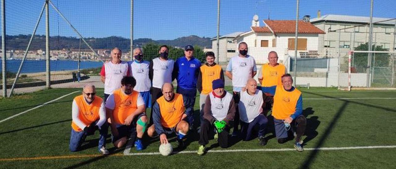 Algunos de los jugadores de fútbol a pie en los campos del Kenyata de Cangas. |  // FDV