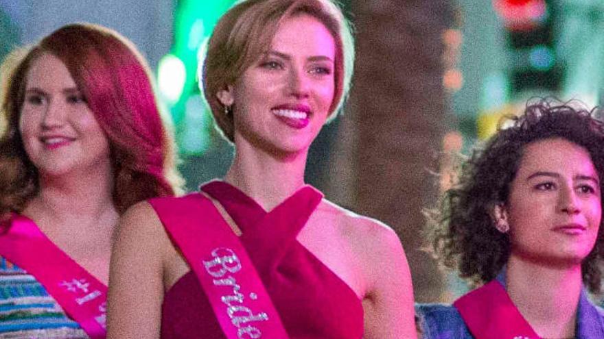 A Scarlett Johansson se le complica la despedida de soltera