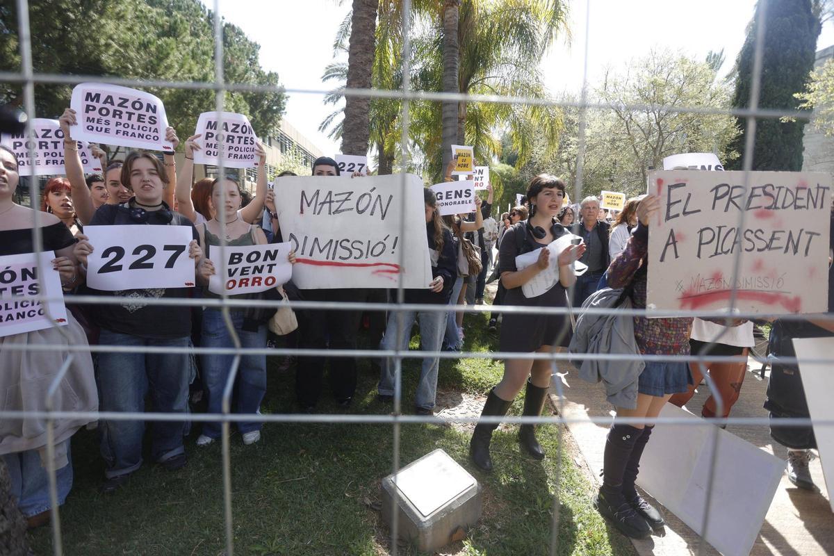 Participantes de la protesta contra Mazón en la Politècnica tras la valla de seguridad que protegía el rectorado.