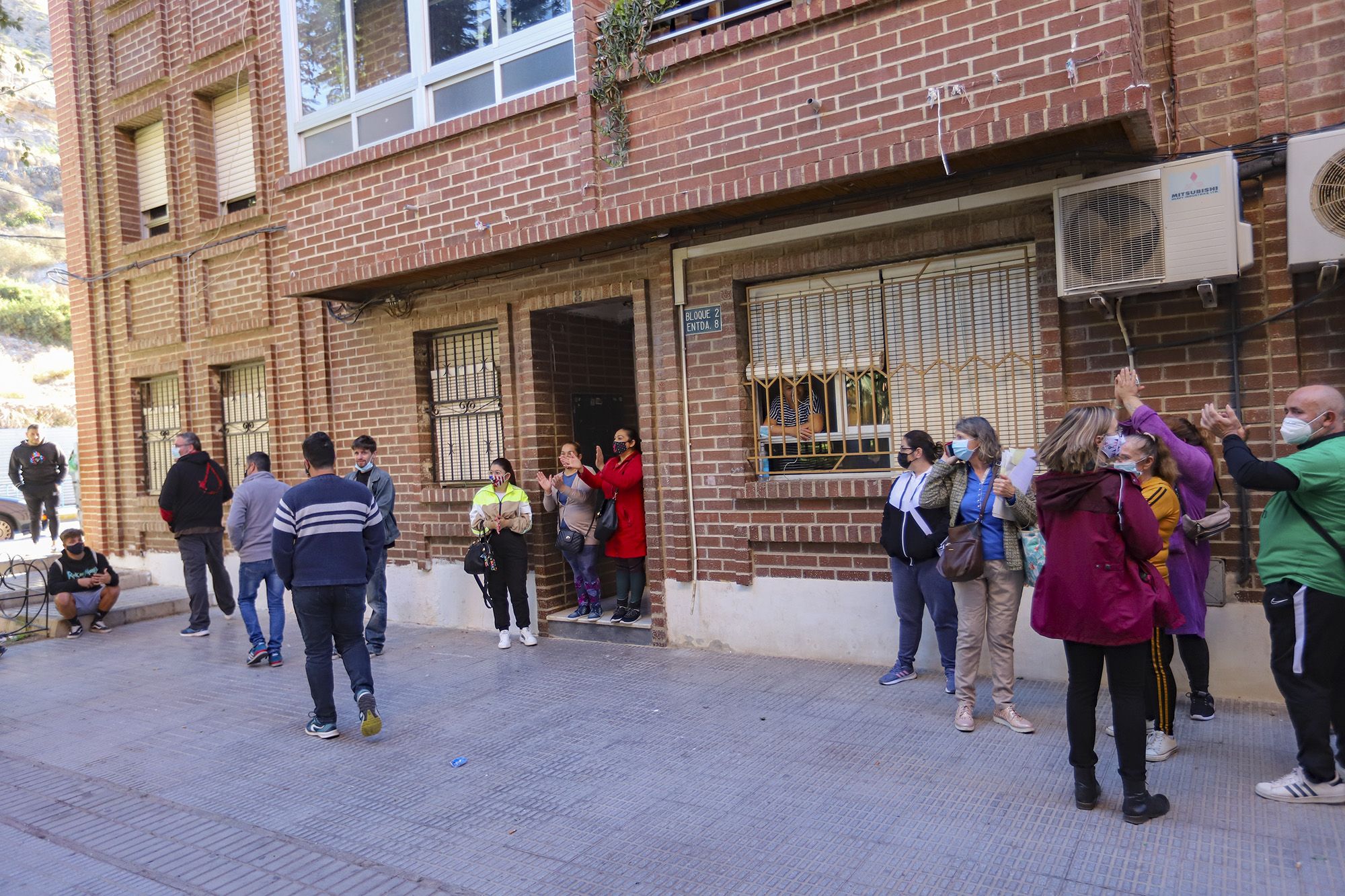 Paralizan el desahucio de tres familias residentes en el mismo edificio de Orihuela