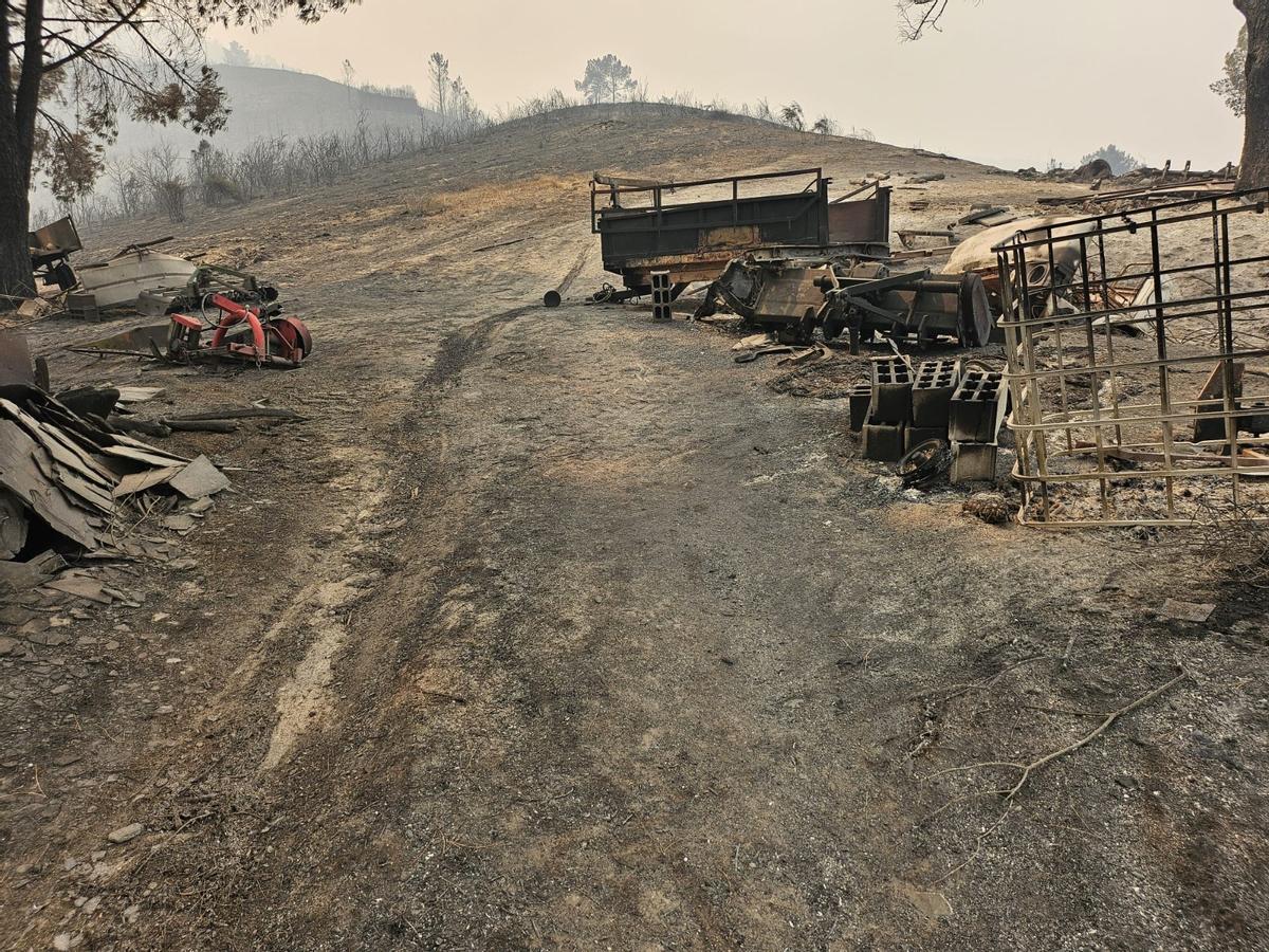 Así ha quedado la aldea de Santa María, en Petín, tras el paso, este viernes, del gran incendio forestal de Valdeorras.