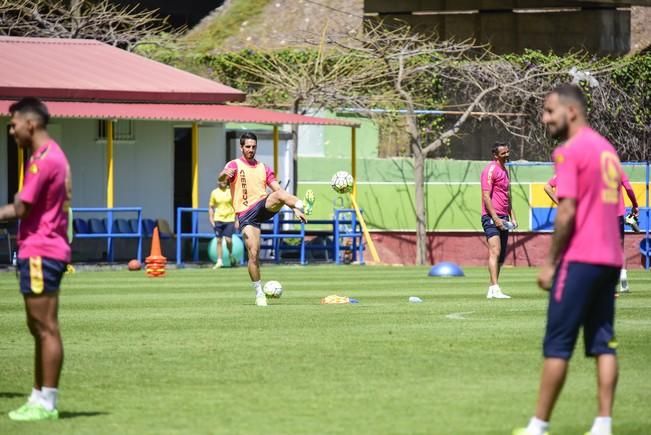 Entrenamiento de la UD Las Palmas en Barranco ...