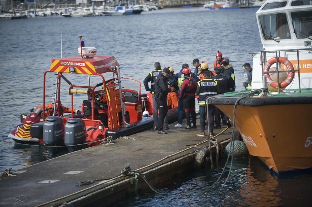 Todo apunta a que se trata del cuerpo de la joven ourensana desaparecida en la ensenada hace diez días. El cuerpo fue llevado al muelle de Oza para su traslado al Instituto Anatómico Forense